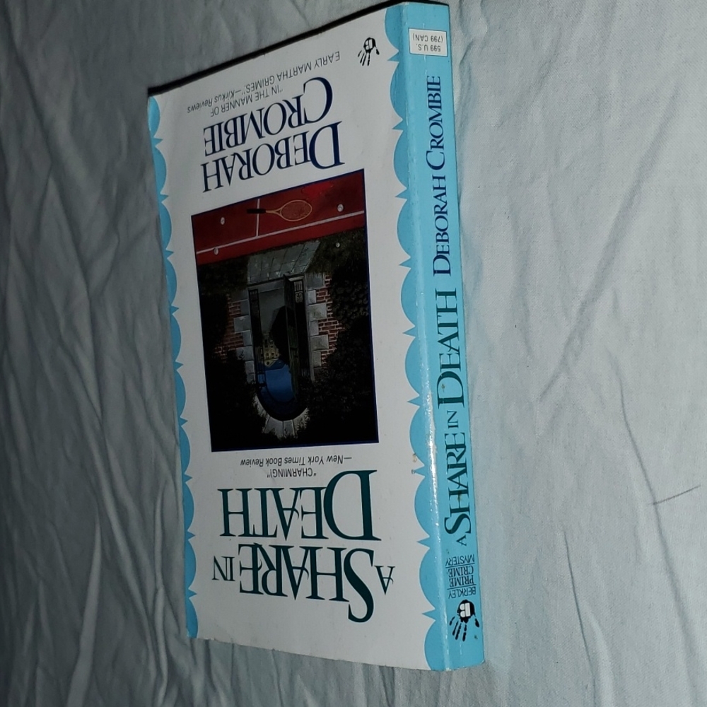 FREE w/bundle or 3/$5 📚 "A Share in Death" Murder mystery by Deborah Crombie - Picture 4 of 4